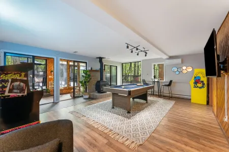 5BR Poconos Heaven! Hot Tub, Fire Pit, Jungle Gym