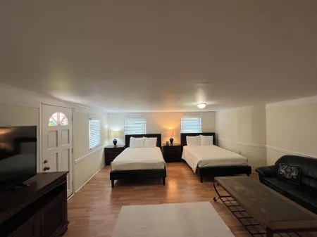 A cozy single family home located right in the center of Augusta!