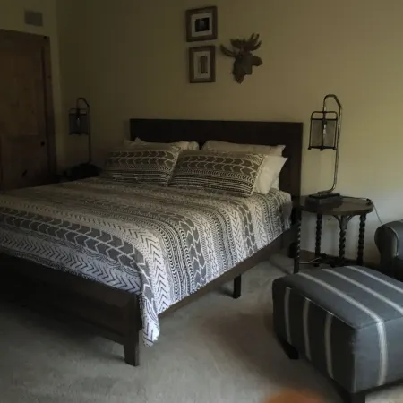 Great Location! Pool, spa and only minutes to Meadow Village
