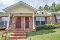 Luxury Haven - Renovated w/ Abundant Amenities