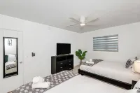 Charming home 12min to the Beach Hotels in Hallandale Beach