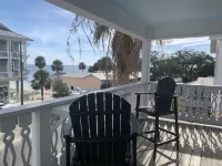 Island Oasis - NON SMOKING Top Floor Apartment located downtown with Gulf Views! Hotels in Cedar Key
