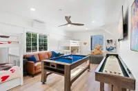 Smiling Otter Retreat! Large Lakefront Luxury House.Pool.Spa.Game Room.Pets