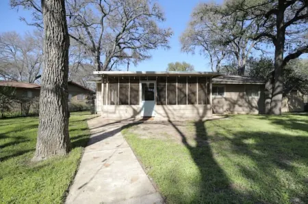 Charming 3-BDR East Austin Retreat with Spacious Backyard Отели рядом с достопримечательностью «Остин Хинду Темпл & Комм Сентер»