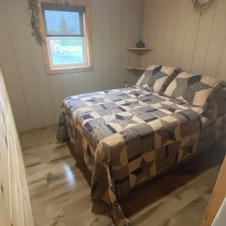 Beautiful Cabin Sleeps 4(up to 6) w/direct access to snowmobile and ATV trails!