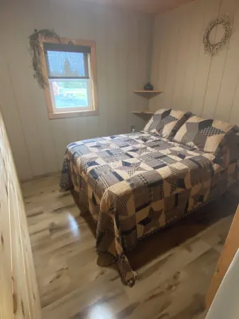 Beautiful Cabin Sleeps 4(up to 6) w/direct access to snowmobile and ATV trails!