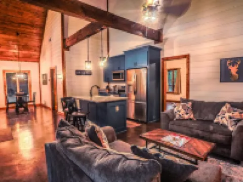 Romantic Couples Cabin minutes from Casino Excitement & Lakeside Serenity Hotels in Broken Bow