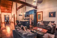 Romantic Couples Cabin minutes from Casino Excitement & Lakeside Serenity