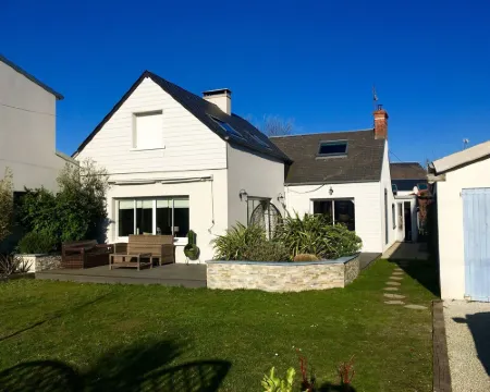 Villa 6 persons, 100 m from the sea Hotels in Brehal