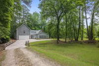 7 acre prvt estate, boat, pond, 16' Movie, Fishing Hotels in North Augusta