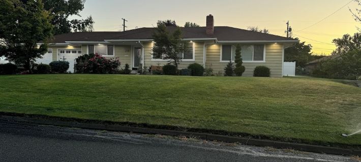 Desert Oasis with in ground pool, 4 bedrooms, 3 baths in the heart of Yakima! Hotele w: Yakima
