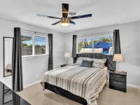 Heated salt water pool, patio, yard, laundry, kayaks, BBQ,hot tub,prime location