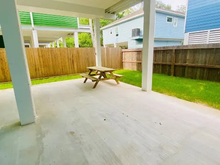 Brand new custom home,  with 3 en-suite bedrooms, located in prime Kemah spot!