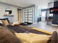 Modern 3BR house next to Airport & Strip! - Bungalows