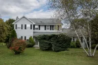 Homely Retreat - near ski resort, golf course, trails, kayaking, shopping & more Rose's Creekside Cottage附近的飯店