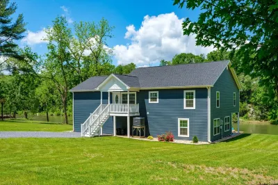 River Oasis Water Front, Pet Friendly Home, 5 King Bedrooms 15 Mins Massanutten