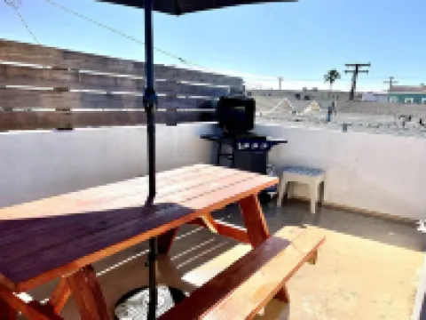 2-blocks to beach, Private Rooftop Deck!