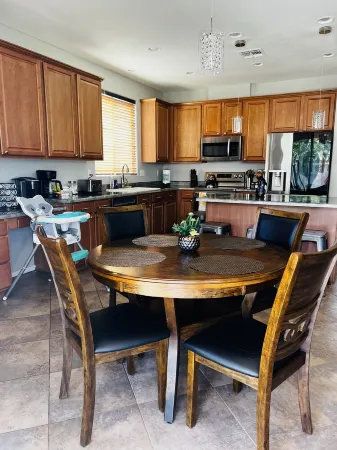 Bee home. Отели в г. Глендейл