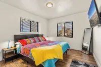 Route 66 Bodacious Bungalow w/AC, Fully Fenced Yard, W/D, 4 Smart TVs Downtown