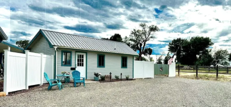 Tilted Rooster Ranch Guesthouse - 5 Minutes from Airport & 10 From Downtown