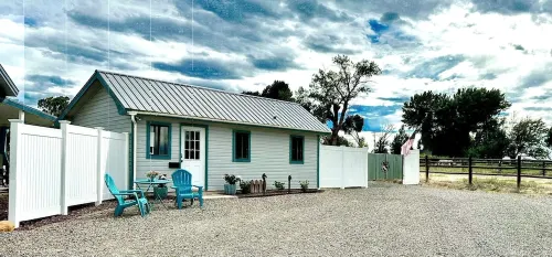 Tilted Rooster Ranch Guesthouse - 5 Minutes from Airport & 10 From Downtown