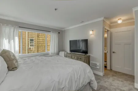 Oceanfront 2rd floor Balcony 2 blocks to Turnaround-Work Remotely