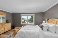 Hot Tub - Remodeled Canadian Lakes lakefront home with breathtaking sunsets! Hotels in Mecosta County