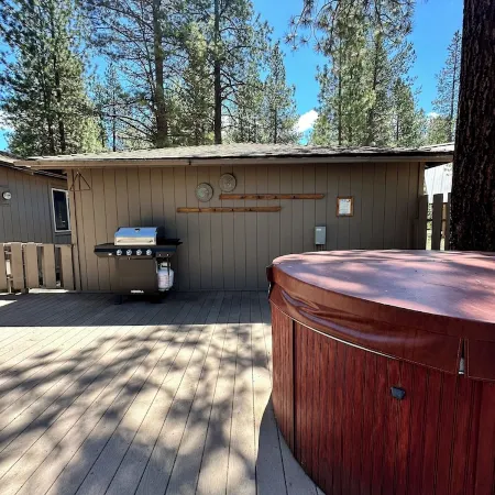 Pet Friendly Home, 3 Bedrooms & 3 Baths, Steps to Sharc with 8 Passes