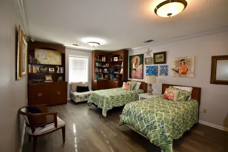 4 minute walk to Beach. Отели в г. Саннисайд