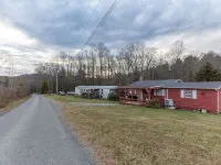 The Rocky Mount: Cozy cabin atop The New River Gorge Hotels in Bluestone River