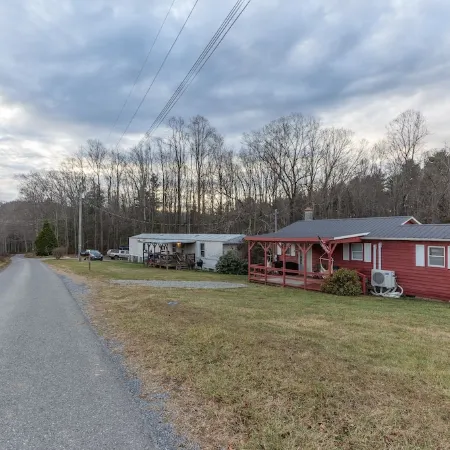 The Rocky Mount: Cozy cabin atop The New River Gorge