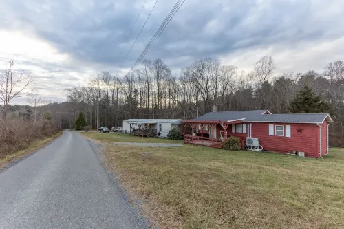 The Rocky Mount: Cozy cabin atop The New River Gorge