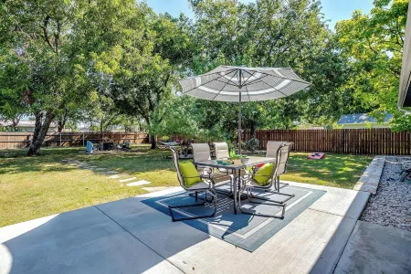 2-bedroom Home with Hot Tub near Granbury Square