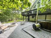 BLVCK Cabin II w/ Hot Tub in the Mountains near Bushkill Fall
