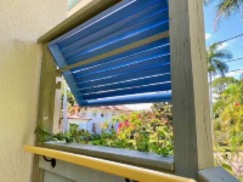 Cute studio with courtyard one block from waterfront parks!