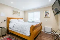 Comfortable Studio in a Woodside Plaza