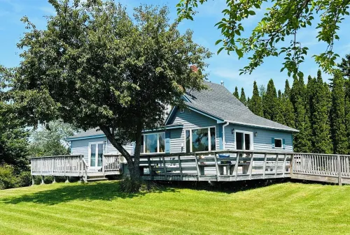 Charming 3-bedroom cottage in Roque Bluffs with ocean access and fire pit