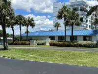 Steps to the beach--Beautifully newly renovated 2/2 condo N. Hutchinson Island Pepper Park Beach附近的飯店