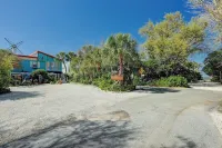 Windmill Gardens Inn "Gallery"  by Galveston Bay is a cozy  tropical hideaway Hotel a San Leon