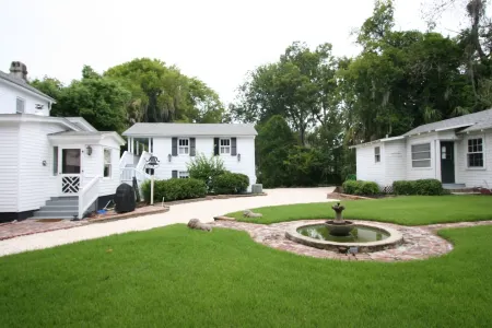 Carriage House under Live Oaks in historic Beaufort SC