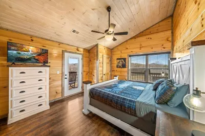 Dollywood Luxury Smoky Mtn Pool Cabin, Amazing view, Hot tub,Arcade, Pets ok