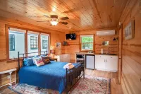 Beautiful suite located on iconic M-22 in downtown Glen Arbor Spa Amira附近的飯店