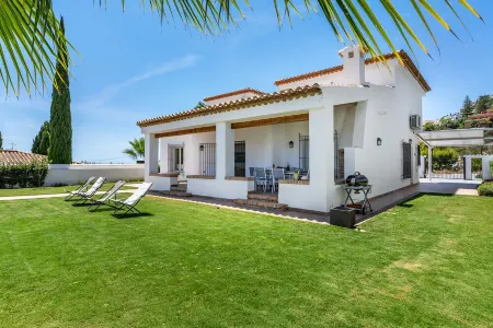 Villa Las Arenas with private heated pool Отели рядом с достопримечательностью «Playa Salobreña»