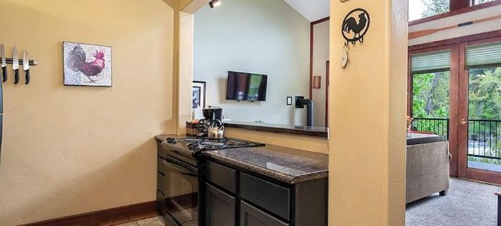 Beautiful Loft Condo in the Heart of Bigfork on the Swan River Hotels in Bigfork