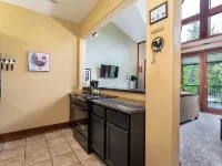 Beautiful Loft Condo in the Heart of Bigfork on the Swan River 빅포크 호텔