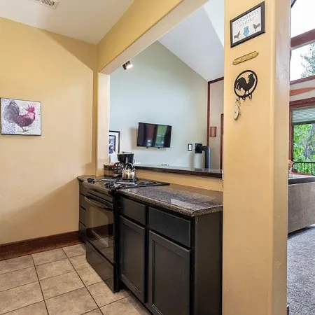 Beautiful Loft Condo in the Heart of Bigfork on the Swan River Отели в г. Бигфорк