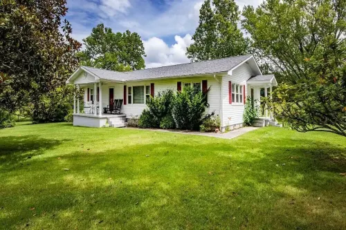 Modern Farmhouse Near Windrock Hotels in Morgan County