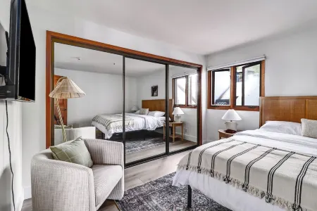 New Oceanfront Villa in Hamilton Cove. Golf Cart, Terrace + Easy Access