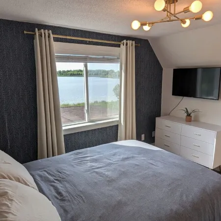Modern 3-bedroom cabin on the lake!