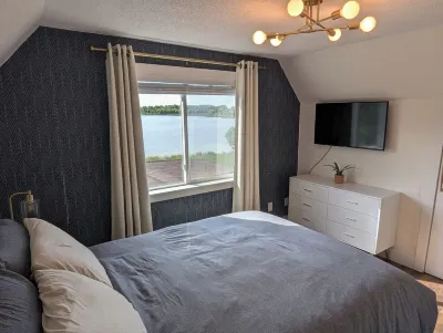 Modern 3-bedroom cabin on the lake!